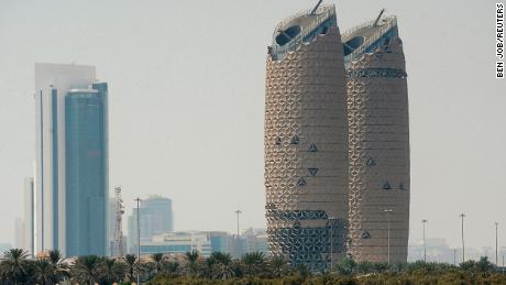 Al Bahar Towers en Abu Dhabi utiliza un sistema dinámico de protección solar para mantener fresco el edificio.