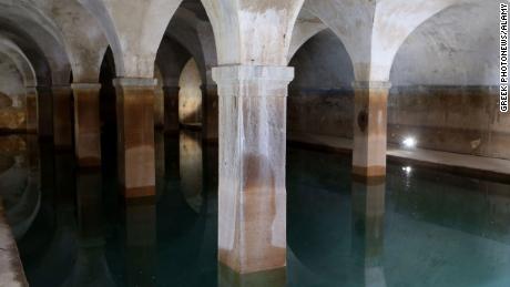 El acueducto de Adriano se construyó alrededor del año 140 d. C. y todavía puede transportar agua hasta el día de hoy. 