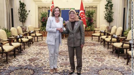 A presidente da Câmara dos EUA, Nancy Pelosi, e o presidente de Cingapura, Halimah Yacob, apertam as mãos no Palácio Presidencial de Istana, em Cingapura, na segunda-feira, 1º de agosto.
