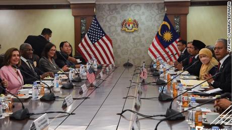 Nancy Pelosi, az Egyesült Államok házelnöke malajziai politikusokkal találkozik augusztus 3-án a malajziai Kuala Lumpurban.