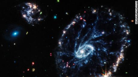 Tento snímek z Webb's Mid-Infrared Instrument ukazuje strukturu galaxie Cartwheel.