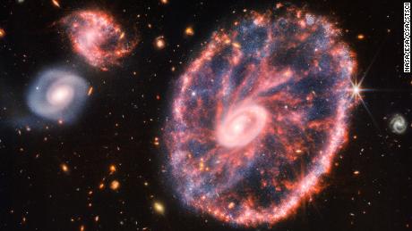 新韦伯望远镜图像中罕见的星系令人眼花缭乱