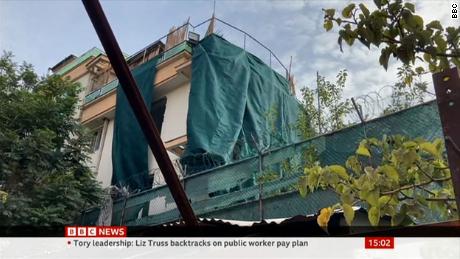 Το βίντεο του BBC δείχνει το σπίτι της οικογένειας του Ayman al-Zawahiri όπου έπεσε ο πύραυλος. 