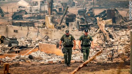     مع احتدام حريق McKinney في كاليفورنيا ، يعاني السكان الذين تم إجلاؤهم من الخسائر ومستقبل غير مؤكد