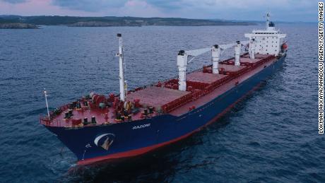 Pemandangan udara dari kapal Razoni berbendera Sierra Leone, yang membawa muatan 26.527 ton jagung dari pelabuhan Odesa di Ukraina, saat tiba di pintu masuk Laut Hitam Selat Bosphorus, di Istanbul, Turki pada 3 Agustus. 