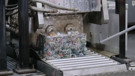 يقوم نظام مانع ByFusion بتقطيع النفايات البلاستيكية وضغطها في دقائق في كتل.