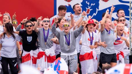 لاعبو إنجلترا يحتفلون في ميدان ترافالغار بلندن بعد فوزهم على ألمانيا. 