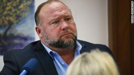 El abogado de Sandy Hook dijo que la comisión del 6 de enero y los investigadores federales solicitaron los registros telefónicos de Alex Jones.