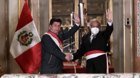 फरवरी में राष्ट्रपति पेड्रो कैस्टिलो (बाएं) और एनिबल टोरेस (दाएं)।