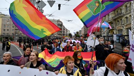 نشطاء LGBTQ + يسيرون في كييف خلال مسيرة الفخر في المدينة العام الماضي.