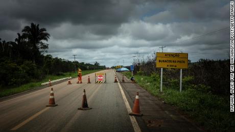 Jalan raya BR-319 dekat perbatasan antara negara bagian Amazonas dan Rondonia.
