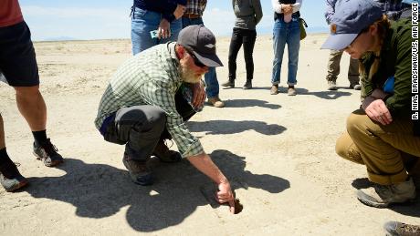 Daron Duke muestra a los visitantes las huellas descubiertas en el campo de pruebas y entrenamiento de la Fuerza Aérea de Utah.