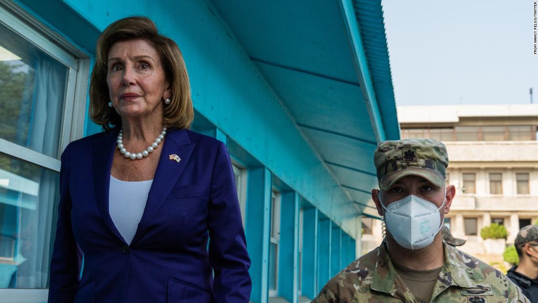 Nancy Pelosi su Kongreso delegacija lankėsi Korėjos demilitarizuotoje zonoje