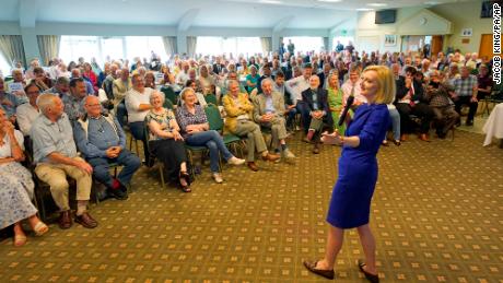 Liz Truss fala durante um evento em Ludlow, na Grã-Bretanha, como parte de sua campanha para ser líder do Partido Conservador e a próxima primeira-ministra, em 3 de agosto de 2022.
