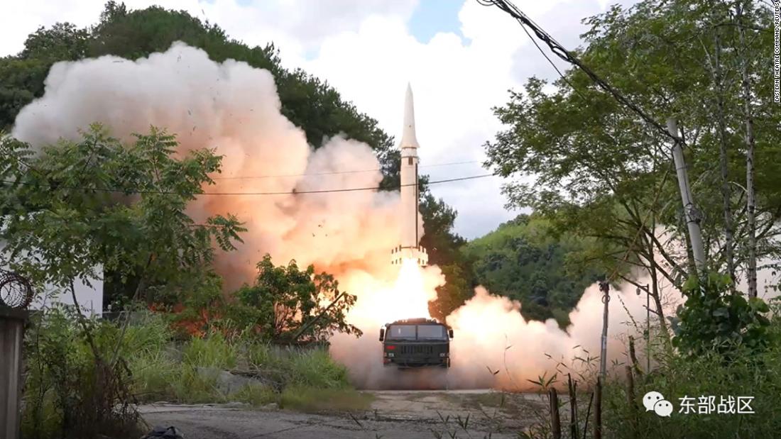 中国、フェロシー訪問への報復として台湾に初めてミサイル発射