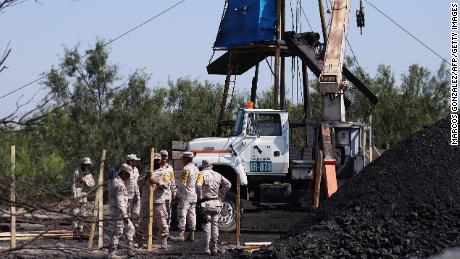 جنود مكسيكيون يقومون بأعمال الإنقاذ في منجم الفحم.