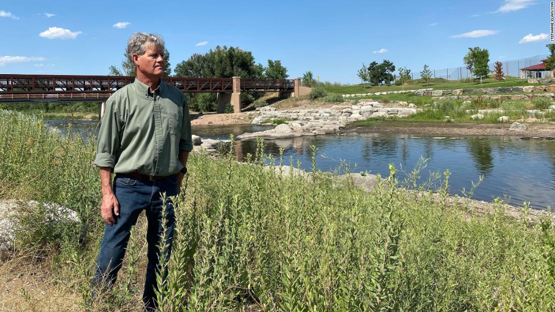 Kevin Rein วิศวกรประจำรัฐโคโลราโดและผู้อำนวยการแผนกทรัพยากรน้ำของรัฐโคโลราโด ริมฝั่งแม่น้ำ South Platte ในพื้นที่เมืองเดนเวอร์