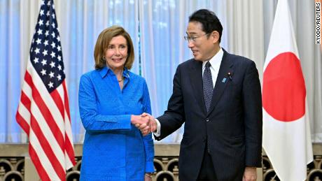 ナンシー・フェローシ下院議長が2022年8月5日、東京で岸田文夫日本首相と握手している。
