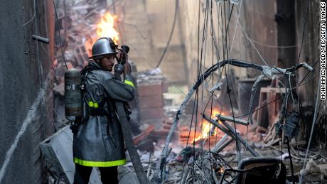 رجل إطفاء فلسطيني يكافح الحريق وسط الدمار في أعقاب غارة جوية إسرائيلية على مدينة غزة ، في 5 أغسطس ، 2022.