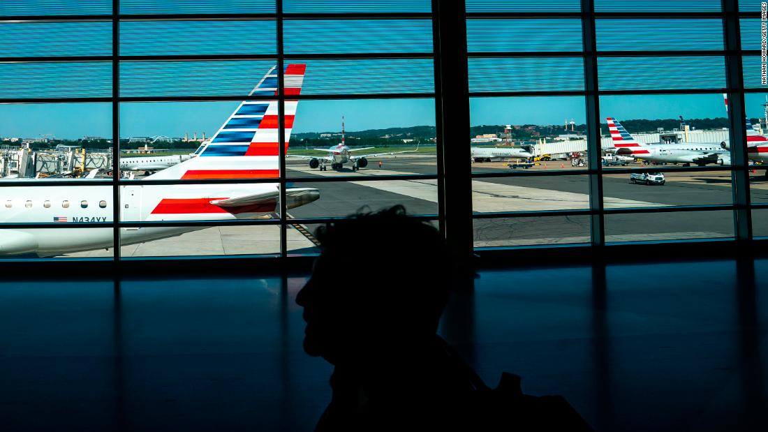 Airlines cancel more than 600 US flights and delay thousands more Saturday