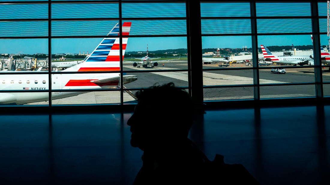 Read more about the article Airlines cancel more than 600 US flights and delay thousands more Saturday – CNN