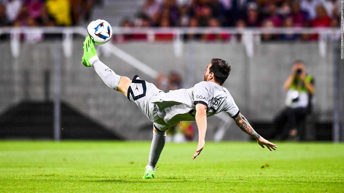 Lionel Messi scores acrobatic bicycle kick as PSG win season-opener