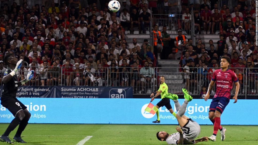 Lionel Messi scores acrobatic bicycle kick as PSG thrashes Clermont in season-opener