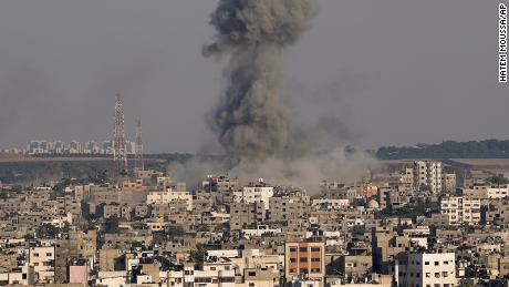الدخان يتصاعد بعد غارة جوية إسرائيلية على مدينة غزة يوم الأحد.