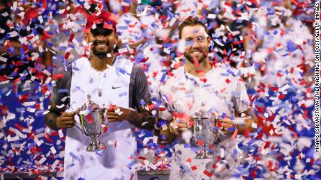 كيريوس وسوك يحتفلان بفوزهما بلقب الزوجي في بطولة سيتي المفتوحة.