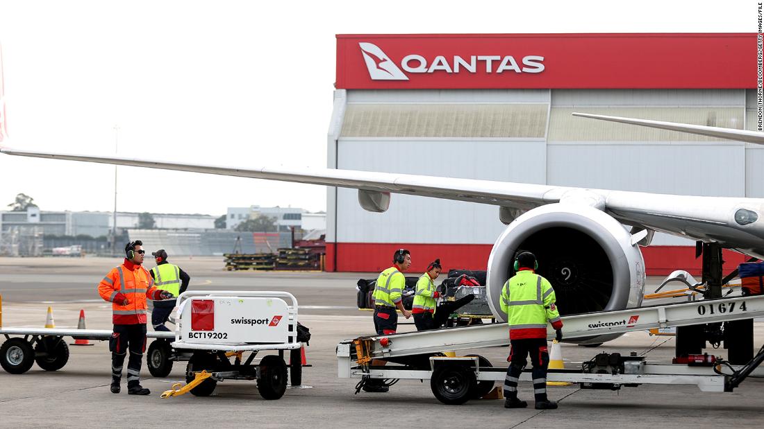 Qantas asks senior execs to work as baggage handlers to ease shortage