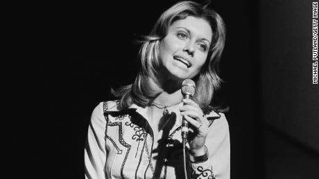 Olivia Newton-John di acara musik TV BBC 'Top of the Pops' pada tahun 1974.