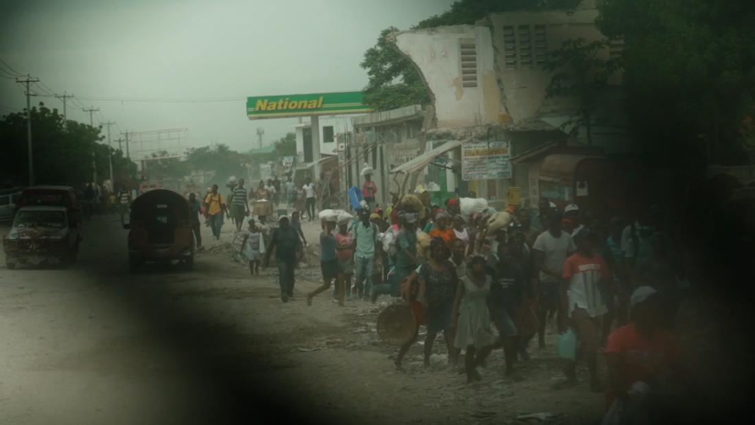 Video: CNN reporter witnesses Haitian gang violence from inside an armored car – CNN Video