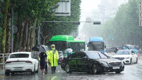 I veicoli allagati dalla pioggia battente bloccano una strada a Seoul, in Corea del Sud, il 9 agosto.