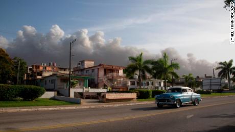 Küba'nın Madanzas kentindeki büyük bir petrol depolama tesisinde 9 Ağustos'ta çıkan büyük yangından duman yükseliyor.