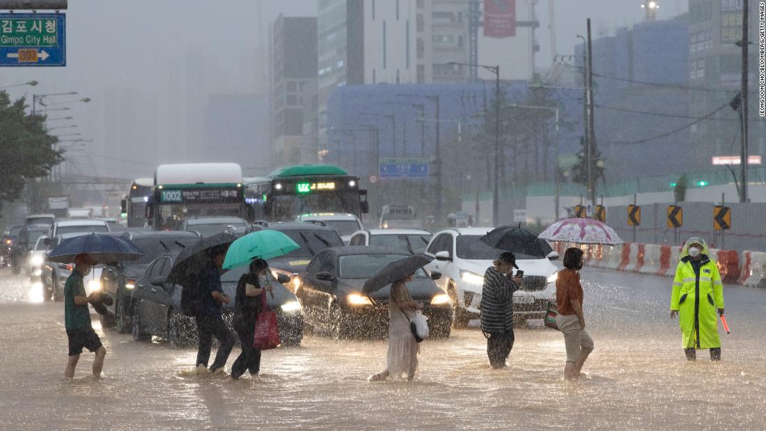 Inundaciones en Seúl: Lluvia récord mata al menos a 9 en la capital de Corea del Sur cuando los edificios y los automóviles se inundan