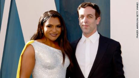 BEVERLY HILLS, CALIFORNIA - MARCH 27: (L-R) Mindy Kaling and B. J. Novak attend the 2022 Vanity Fair Oscar Party hosted by Radhika Jones at Wallis Annenberg Center for the Performing Arts on March 27, 2022 in Beverly Hills, California. (Photo by Frazer Harrison/Getty Images)