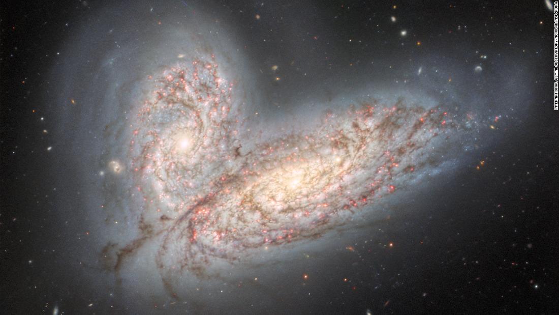 충돌하는 은하의 새로운 이미지는 은하수의 운명을 보여줍니다