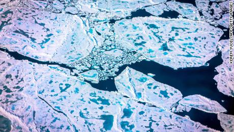 El derretimiento del hielo marino del Ártico se puede ver en esta vista aérea desde un avión Gulfstream V de la NASA el 19 de julio.