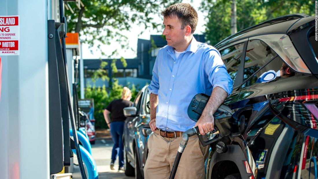 De gasprijzen daalden voor het eerst in maanden onder $ 4 per gallon