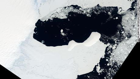Es relativamente común que las plataformas de hielo de la Antártida generen icebergs.  Es menos común que una plataforma de hielo se desintegre por completo.  En marzo de 2022, una plataforma de hielo en la Antártida Oriental hizo ambas cosas. 