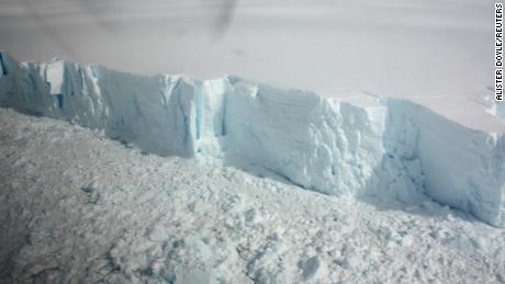 Satellietbeelden laten zien dat 's werelds grootste ijskap sneller uit elkaar valt dan eerder werd gedacht