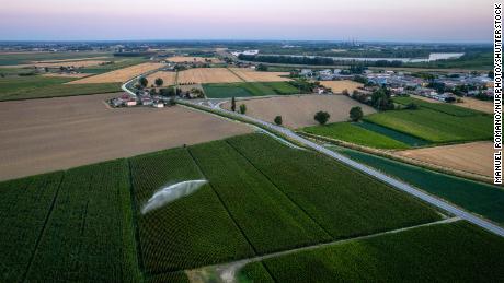 Zavlažovací systémy v kukuřičném poli v Castelnovo Bariano, Itálie.
