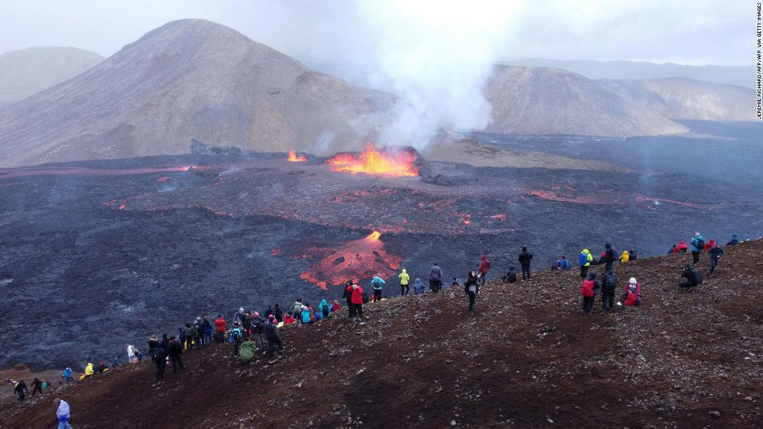 Sorprendentes imágenes Lava ardiente de un volcán atrae a miles de turistas en Islandia CNN Video