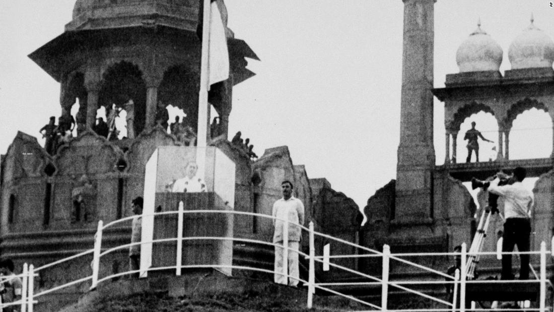 Indian Prime Minister Rajiv Gandhi, Indira Gandhi&#39;s son and Nehru&#39;s grandson, speaks from inside a bullet-proof glass container at the historic Red Fort during Independence Day ceremonies in New Delhi, August 15, 1985. 