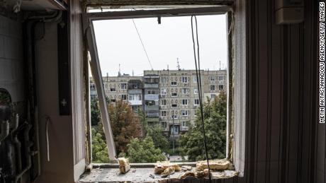 Muchos edificios en Nikopol han resultado dañados debido a los ataques rusos, según funcionarios ucranianos.