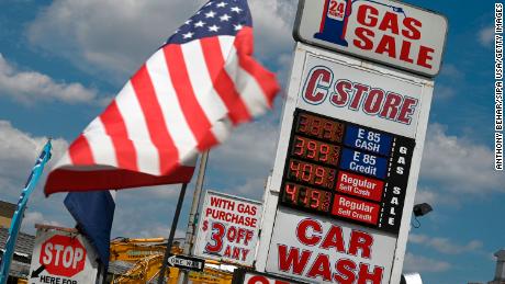 Consumers still dissatisfied with economy despite lower gas prices