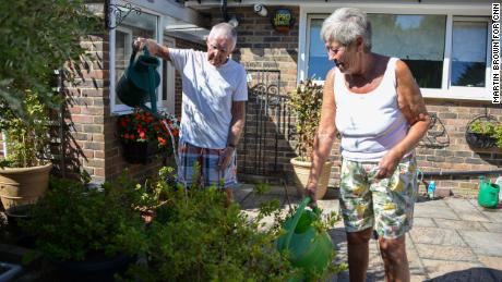 ديفيد ومارجريت ميلر يسقيان نباتاتهما في منزلهما في إيدنبريدج.