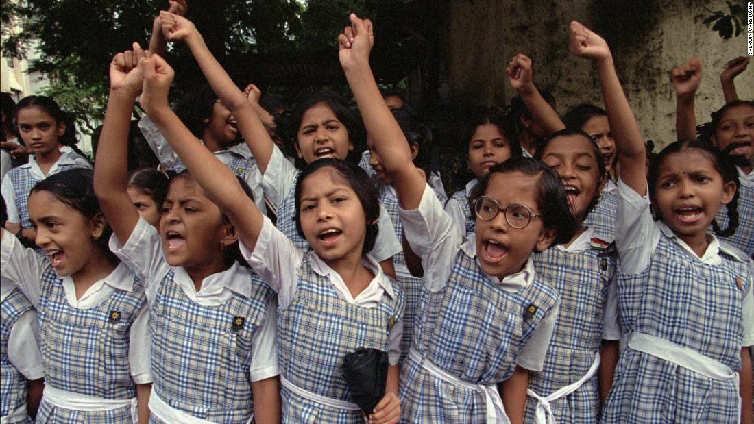 School children in Mumbai celebrate 50 years of India&#39;s independence on August 9, 1997. 