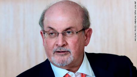 Tuit de JK Rowling: La policía investiga una amenaza en línea después del comentario de Salman Rushdie