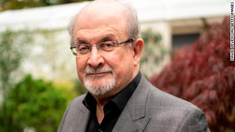شراء كتاب: سلمان رشدي المحاور يقترح طريقة لدعم الكاتب المصاب 